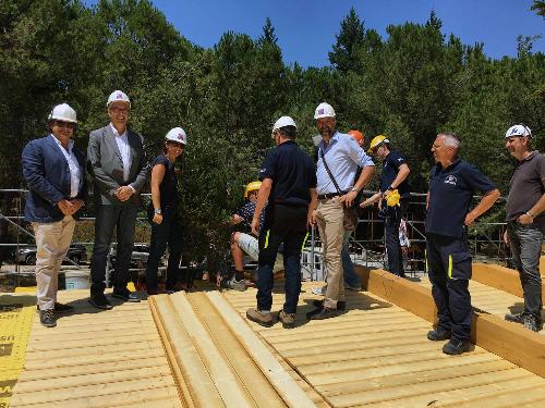 Debora Serracchiani (Presidente Regione Friuli Venezia Giulia) visita il cantiere della scuola dell'infanzia che sta costruendo la Protezione civile del FVG - Sarnano 10/07/2017