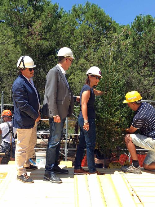 Debora Serracchiani (Presidente Regione Friuli Venezia Giulia) visita il cantiere della scuola dell'infanzia che sta costruendo la Protezione civile del FVG - Sarnano 10/07/2017