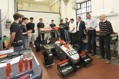 L’assessore regionale alla Difesa dell’ambiente e sviluppo sostenibile Fabio Scoccimarro durante la sua visita all’UniTS Racing Team