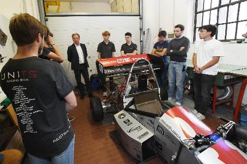 L’assessore regionale alla Difesa dell’ambiente e sviluppo sostenibile Fabio Scoccimarro durante la sua visita all’UniTS Racing Team