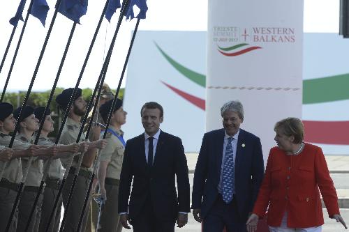 Emmanuel Macron (Presidente Repubblica Francese), Paolo Gentiloni (Presidente Consiglio Ministri) e Angela Merkel (Cancelliera di Germania) in occasione del Western Balkans Summit - Trieste 12/07/2017