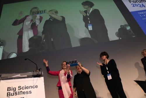 L'assessore Alessia Rosolen durante il passaggio di consegne fra Trieste e Maastricht, la città dei Paesi Bassi che ospiterà l’edizione 2026 del Bsbf.