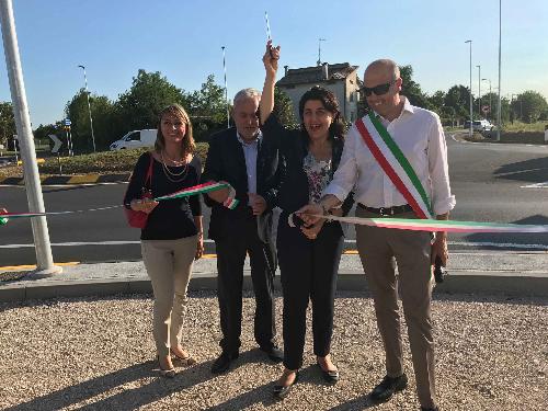 Mariella Moschione (Vicepresidente Consorzio ZIU), Mariagrazia Santoro (Assessore regionale Infrastrutture e Territorio), Nicola Turello (Sindaco Pozzuolo del Friuli) e Renzo Marinig (Presidente Consorzio ZIU) all'inaugurazione della rotatoria a intersezione tra la via Buttrio, in comune di Pozzuolo, e la strada provinciale 94 di Bicinicco - Pozzuolo del Friuli 13/07/2017