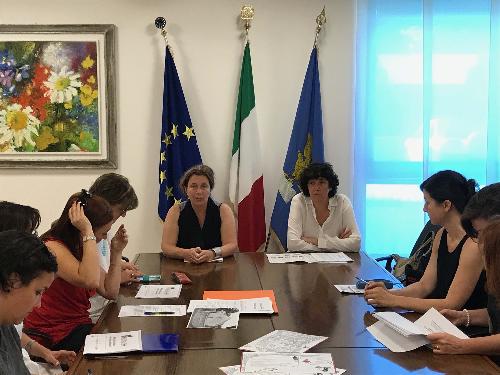 Mara Fabbro (Presidente Associazione Damatrà) e Loredana Panariti (Assessore regionale Lavoro, Formazione, Istruzione, Pari Opportunità, Politiche giovanili, Ricerca e Università) alla presentazione del progetto "Nessuno Escluso: libri come silenziosi laboratori di accoglienza" - Udine 17/07/2017