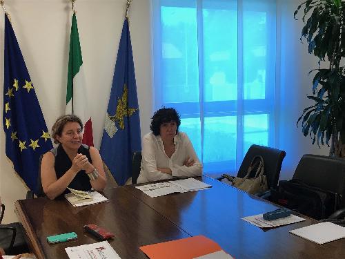 Mara Fabbro (Presidente Associazione Damatrà) e Loredana Panariti (Assessore regionale Lavoro, Formazione, Istruzione, Pari Opportunità, Politiche giovanili, Ricerca e Università) alla presentazione del progetto "Nessuno Escluso: libri come silenziosi laboratori di accoglienza" - Udine 17/07/2017