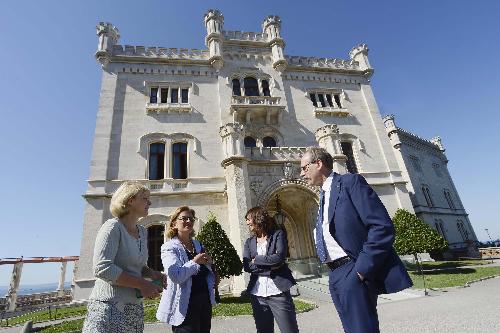 Andreina Contessa (Direttrice Museo storico e Parco Castello Miramare), Debora Serracchiani (Presidente Regione Friuli Venezia Giulia) e Gianni Torrenti (Assessore regionale Cultura, Sport e Solidarietà) davanti al Castello di Miramare - Trieste 18/07/2017