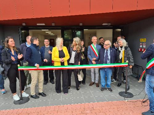 Il taglio del nastro per l'inaugurazione della nuova ala dell'Isis Carnello di Brugnera.