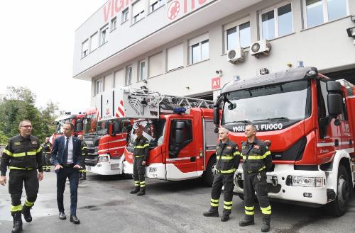 Il governatore del Friuli Venezia Giulia Massimiliano Fedriga in visita al comando dei Vigili del fuoco di Trieste. Vicino a lui il comandante Alberto Maiolo.