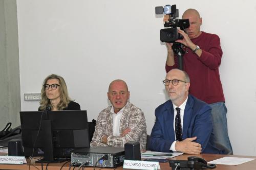 L’assessore alla Salute Riccardo Riccardi, primo da destra, alla presentazione del monitoraggio e dei progetti realizzati da Asugi per ridurre le liste d’attesa.
