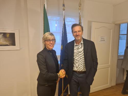 La stretta di mano tra l'assessore Zilli e il rappresentante della Commissione europea Slawomir Tokarsky