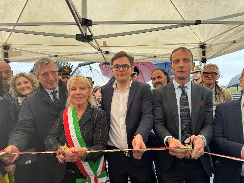 Taglio del nastro con il governatore del Friuli Venezia Giulia, Massimiliano Fedriga.