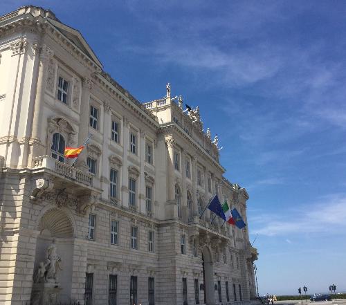 Il Palazzo della Regione con le bandiere a mezz'asta in segno di lutto per le vittime degli attentati di Barcellona e Cambrils - Trieste 18/08/2017