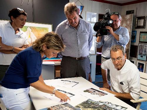 Sergio Bolzonello (Vicepresidente Regione FVG e assessore Attività produttive, Turismo e Cooperazione) durante la visita alle società nautiche della baia di Sistiana - Duino Aurisina 18/08/2017 (Foto Massimo Cetin)