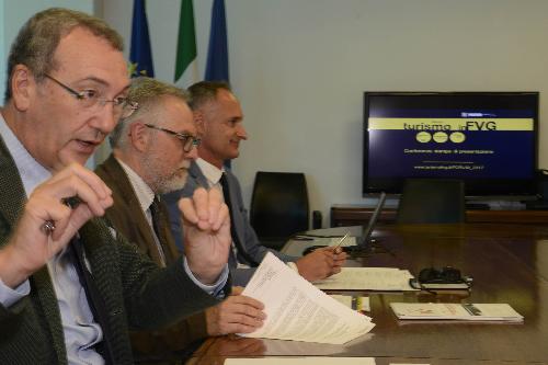 Sergio Bolzonello (Vicepresidente Regione FVG e assessore Attività produttive, Turismo e Cooperazione), Francesco Marangon (Università Udine) e Bruno Bertero (Direttore Marketing PromoTurismo FVG) alla presentazione del "FORUM DEL TURISMO IN FVG: il turismo regionale verso il 2025" (Trieste, Molo IV, 5-6/9/2017) - Udine 22/08/2017