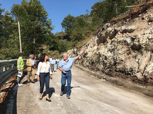 Mariagrazia Santoro (Assessore regionale Infrastrutture e Territorio) e Sergio Chinese (Sindaco Resia) durante il sopralluogo sulla strada tra il passo Tanamea e il bivio per Uccea - Resia 24/08/2017