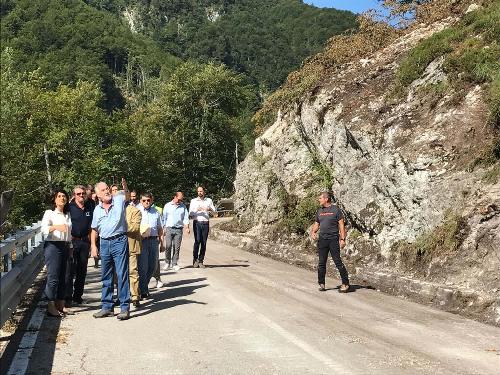 Mariagrazia Santoro (Assessore regionale Infrastrutture e Territorio) e Sergio Chinese (Sindaco Resia) durante il sopralluogo sulla strada tra il passo Tanamea e il bivio per Uccea - Resia 24/08/2017