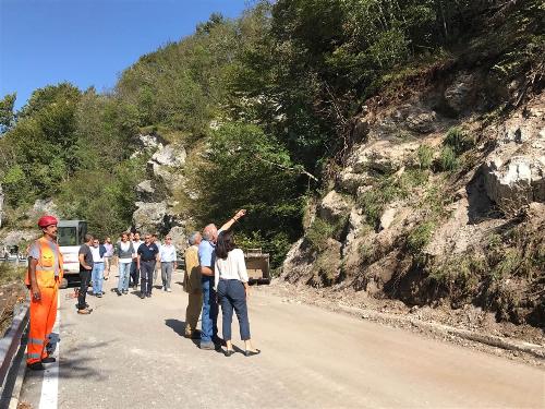 Mariagrazia Santoro (Assessore regionale Infrastrutture e Territorio) e Sergio Chinese (Sindaco Resia) durante il sopralluogo sulla strada tra il passo Tanamea e il bivio per Uccea - Resia 24/08/2017