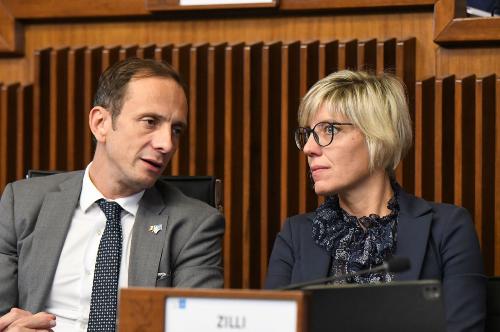 L’assessore alle Finanze Barbara Zilli insieme al governatore Fedriga.
