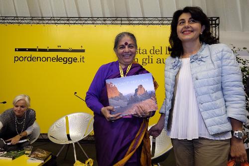 Mariagrazia Santoro (Assessore regionale Infrastrutture e Territorio) consegna il premio Dolomiti Unesco a Vandana Shiva (Scienziata ed economista indiana) a pordenonelegge - Pordenone 14/09/2017 (Foto Gigi Cozzarin)