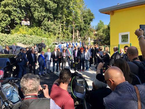 Debora Serracchiani (Presidente Regione Friuli Venezia Giulia), Franco Ceregioli (Sindaco Sarnano), Paolo Gentiloni (Presidente Consiglio Ministri) e Valeria Fedeli (Ministro Istruzione) all'inaugurazione della scuola dell'infanzia "Benedetto Costa" - Sarnano (MC) 15/09/2017