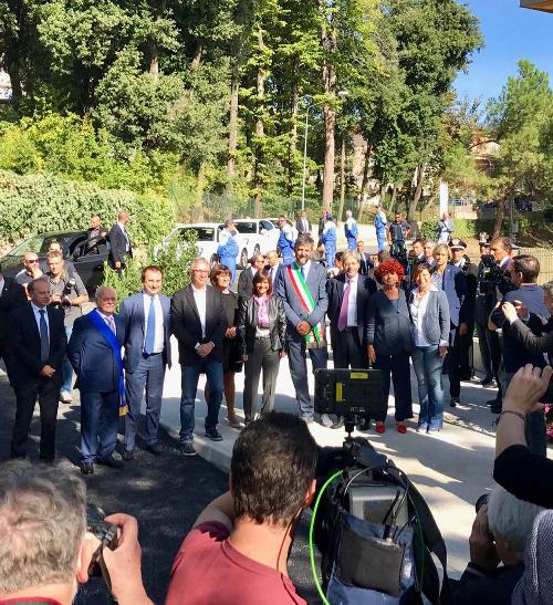 Debora Serracchiani (Presidente Regione Friuli Venezia Giulia), Franco Ceregioli (Sindaco Sarnano), Paolo Gentiloni (Presidente Consiglio Ministri) e Valeria Fedeli (Ministro Istruzione) all'inaugurazione della scuola dell'infanzia "Benedetto Costa" - Sarnano (MC) 15/09/2017