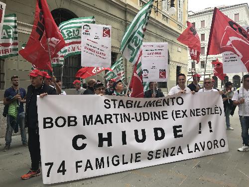Delegazione di lavoratori della Bob Martin che manifesta davanti alla sede della Regione in via Trento - Trieste 18/09/2017