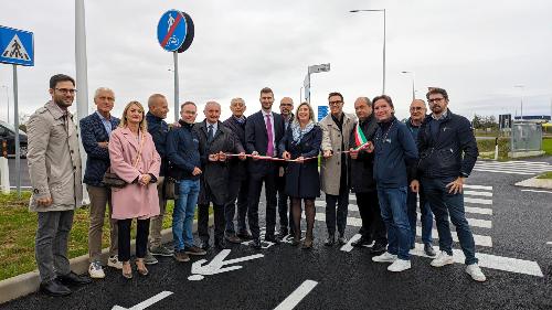 Il taglio el nastro della nuova rotatoria a Povoletto, nella zona industriale e agricola di Grions del Torre.