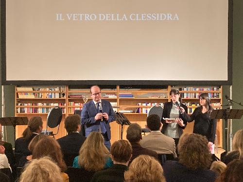 L'intervento del vicegovernatore Mario Anzil durante il reading  teatrale "Il vetro della clessidra" di Claudio Magris a Francoforte