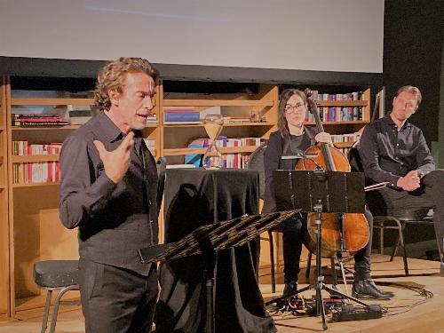 Una fase del reading de "Il vetro della clessidra" al Literaturhaus di Francoforte