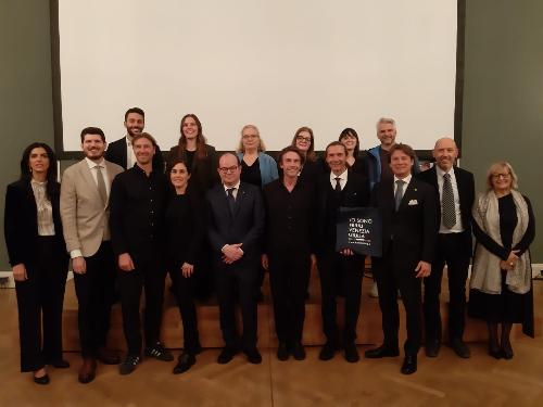 Il vicegovernatore Mario Anzil (al centro) con il cast di scena, i rappresentanti della Camera commercio italiana per la Germania, del Rossetti e della Direzione cultura regionale