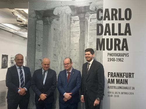 Il Vicegovernatore Mario Anzil in visita alla mostra dedicata a Carlo Dalla Mura allestita dal Craf alla AusstellungsHalle di Francoforte