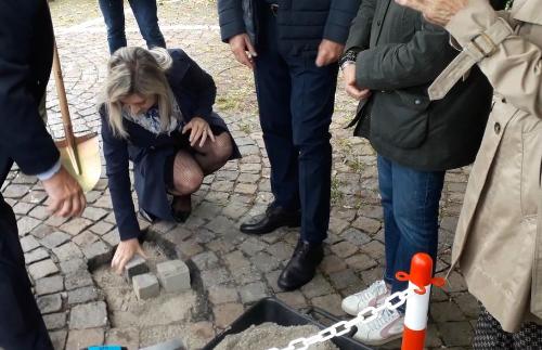L’assessore alle Infrastrutture e territorio Cristina Amirante durante la posa simbolica della prima pietra dei lavori di riqualificazione della baia di Grignano.