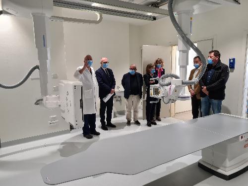 L'assessore regionale Riccardo Riccardi, secondo da sinistra, alla presentazione della nuova apparecchiatura della Radiologia oncologica al Cro di Aviano