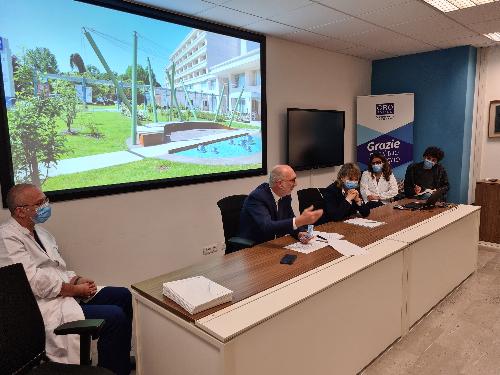 L'assessore regionale alla Salute Riccado Riccardi al Cro di Aviano per la presentazione della nuova strumentazione tecnologica