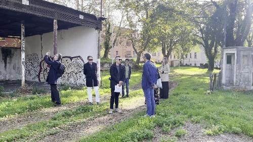 L'assessore regionale alle Autonomie locali Pierpaolo Roberti, durante il sopralluogo effettuato assieme al direttore generale dell'Edr di Trieste Roberta Clericuzio, nel comprensorio della ex Caserma Vittorio Emanuele III, in via Revoltella a Trieste.