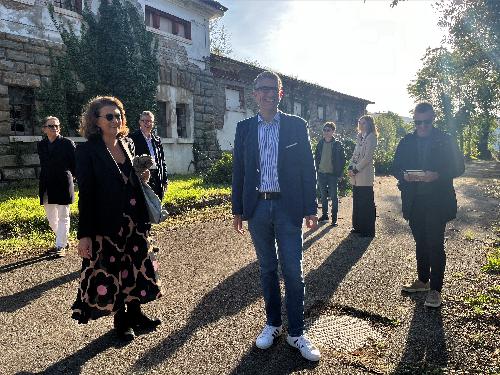 L'assessore regionale alle Autonomie locali Pierpaolo Roberti, durante il sopralluogo effettuato assieme al direttore generale dell'Edr di Trieste Roberta Clericuzio, nel comprensorio della ex Caserma Vittorio Emanuele III, in via Revoltella a Trieste.
