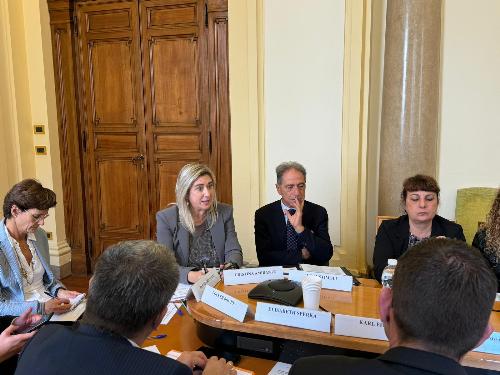 L'assessore regionale Cristina Amirante, al centro, durante la riunione al ministero delle Infrastrutture e dei trasporti sul passo di Monte Croce carnico