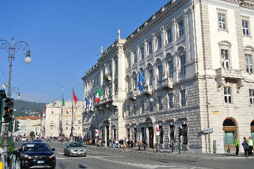 Le bandiere sul lato mare del palazzo sede della Presidenza del FVG esposte in occasione della Barcolana - Trieste 08/10/2017