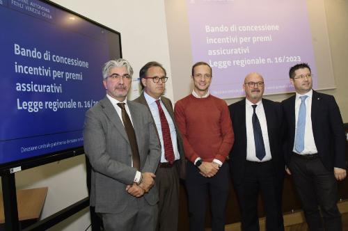Foto di gruppo al termine della conferenza stampa. Al centro il governatore Massimiliano Fedriga e alla sua sinistra l'assessore al Patrimonio Sebastiano Callari.