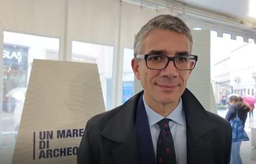 L’assessore alle Autonomie locali Pierpaolo Roberti in visita allo stand di "Un mare di archeologia".