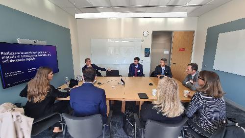 Fedriga e la delegazione Fvg nella sede di Aws assieme al director of public policy per l’Italia e l’Europa centro orientale Franco Spicciariello e il suo team