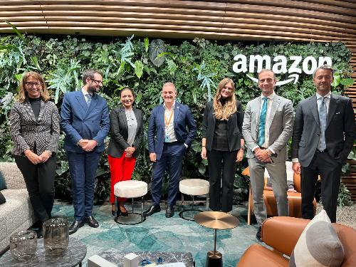 Fedriga e la delegazione Fvg nella sede di Aws assieme al director of public policy per l’Italia e l’Europa centro orientale Franco Spicciariello e il suo team