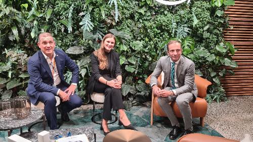 Fedriga nella sede di Aws assieme al director of public policy per l’Italia e l’Europa centro orientale Franco Spicciariello e il suo team