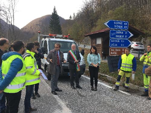 Giorgio Damiani (Amministratore unico FVG Strade), Sergio Chinese (Sindaco Resia) e Mariagrazia Santoro (Assessore regionale Infrastrutture e Territorio) alla riapertura della strada regionale 646 "di Uccea" - Resia 31/10/2017