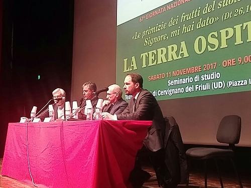 Cristiano Shaurli (Assessore regionale Risorse agricole e forestali) durante il seminario di studio "La terra ospitale" - Cervignano del Friuli - 11/11/2017