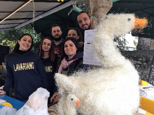 Il gruppo dei giovani volontari dell’associazione "Naturalmente Lavariano" all’inaugurazione della festa “L’oca e il vin novello” - Lavariano 11/11/2017