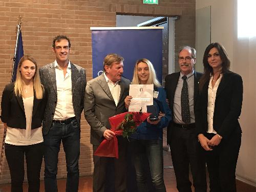 Gianni Torrenti (Assessore regionale Cultura, Sport e Solidarietà), con Alessandro Talotti (Delegato provinciale CONI) e Giorgio Brandolin (Presidente regionale CONI FVG), consegna la medaglia d’argento al valore atletico a Barbara Zurini (Disciplina bocce) - Manzano 11/11/2017