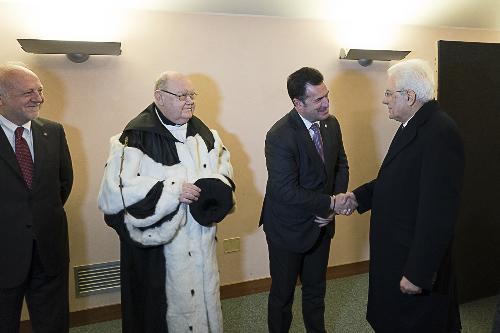 Franco Iacop (Presidente Consiglio regionale) saluta Sergio Mattarella (Presidente della Repubblica) alla cerimonia di inaugurazione dell'Anno Accademico dell'Università di Udine - Udine 13/11/2017