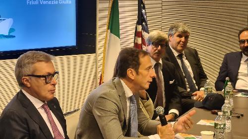 L’incontro svoltosi nella sede di Intesa Sanpaolo a New York, durante il quale il governatore Massimiliano Fedriga e l’assessore regionale alle Attività produttive e turismo Sergio Emidio Bini hanno avuto modo di presentare le opportunità d’investimento in Friuli Venezia Giulia.