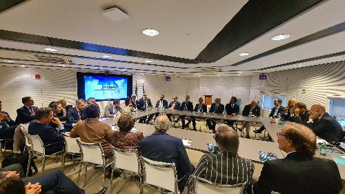 L’incontro svoltosi nella sede di Intesa Sanpaolo a New York, durante il quale il governatore Massimiliano Fedriga e l’assessore regionale alle Attività produttive e turismo Sergio Emidio Bini hanno avuto modo di presentare le opportunità d’investimento in Friuli Venezia Giulia.